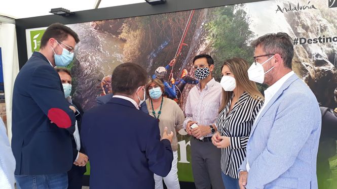 El Delegadod e turismo, Gustavo Rodríguez ha visitado el stand de Jaén (JUNTA)