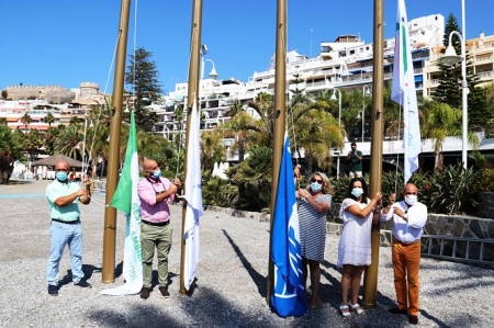 Izado de la bandera azul en la Playa Puerta del Mar (AYTO. ALMUÑÉCAR)