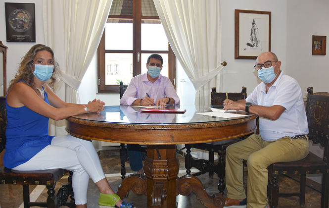 Imagen de la firma del convenio (AYTO. BAZA)