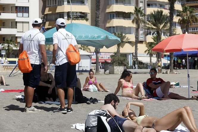 Vigilantes de playa de la Junta en una imagen de archivo (ALEX ZEA - EUROPA PRESS) 