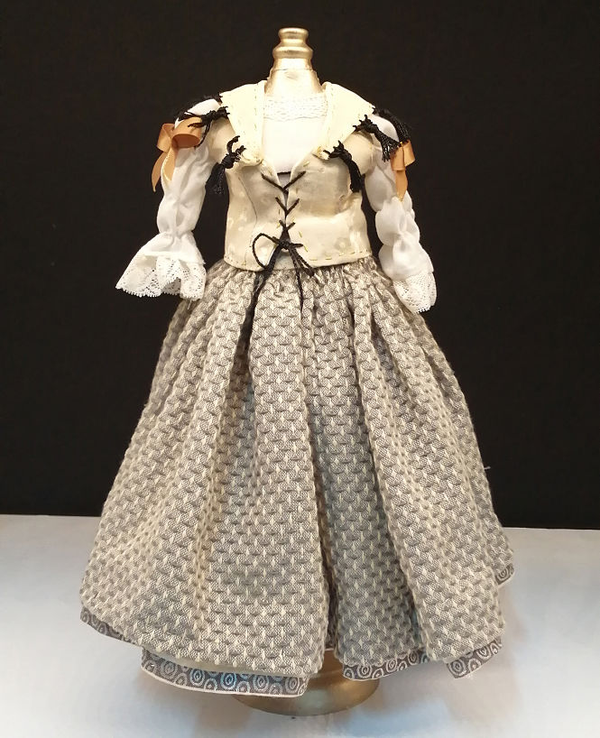 Traje de tonadilla expuesto en Huétor Vega (AYTO. HUÉTOR VEGA)