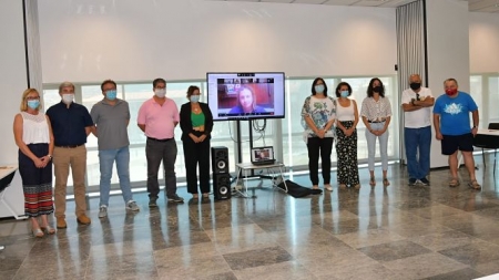 Foto de familia tras la firma del convenio (JUNTA)