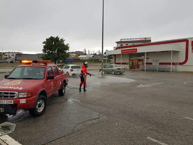 Un bombero en tareas de desinfección (AYTO. GUADIX)