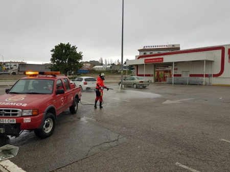 Un bombero en tareas de desinfección (AYTO. GUADIX)