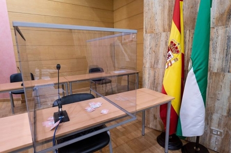 Mampara en una sala de vistas (JUNTA DE ANDALUCÍA) 