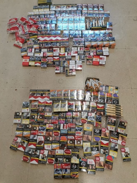 Paquetes de tabaco incautados en dos establecimientos de Granada (POLICÍA LOCAL DE GRANADA) 