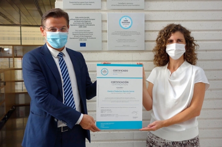 Luis Salvador junto al certificado de `Turismo Seguro? (JAVIER ALGARRA / AYUNTAMIENTO)