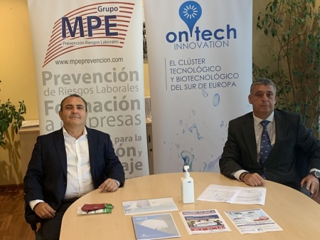 Imagen de la firma del convenio (ON GRANADA)