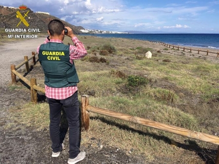 Agente de la Guardia Civil en una playa (GUARDIA CIVIL)
