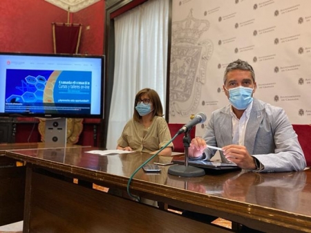 El concejal de Empleo y Emprendimiento, Turismo y Comercio, Manuel Olivares en una rueda de prensa (AYUNTAMIENTO)