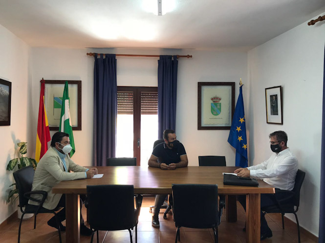 Visita del director general de Administración Local, Joaquín López-Sidro a Trevélez (JUNTA) 