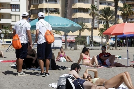 Vigilantes de playa de la Junta en una imagen de archivo (ALEX ZEA - EUROPA PRESS)