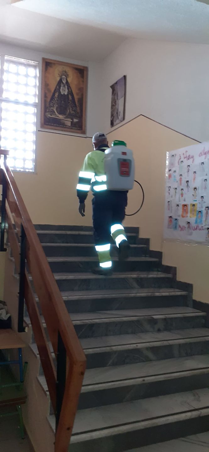 Un operario municipal en tareas de desinfección (AYTO. VEGAS DEL GENIL) 