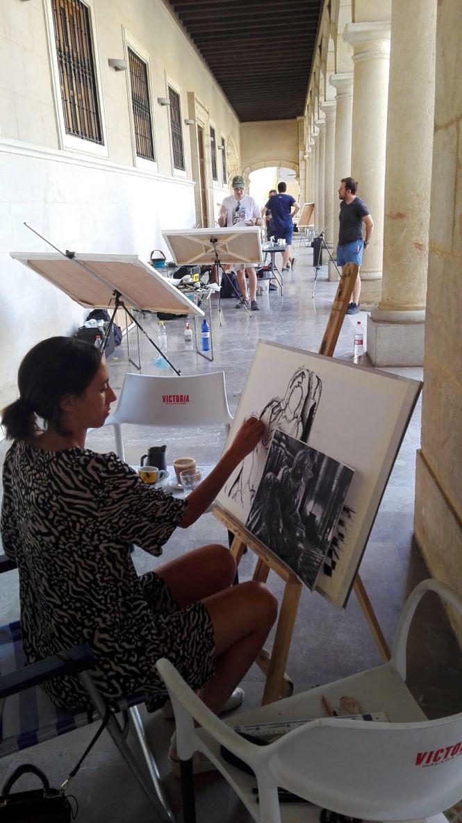 Una artista realizando su pintura (AYTO. GUADIX) 