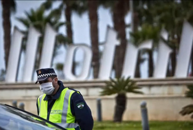 Agente de la Policía Local de Motril durante un control (AYTO. MOTRIL) 