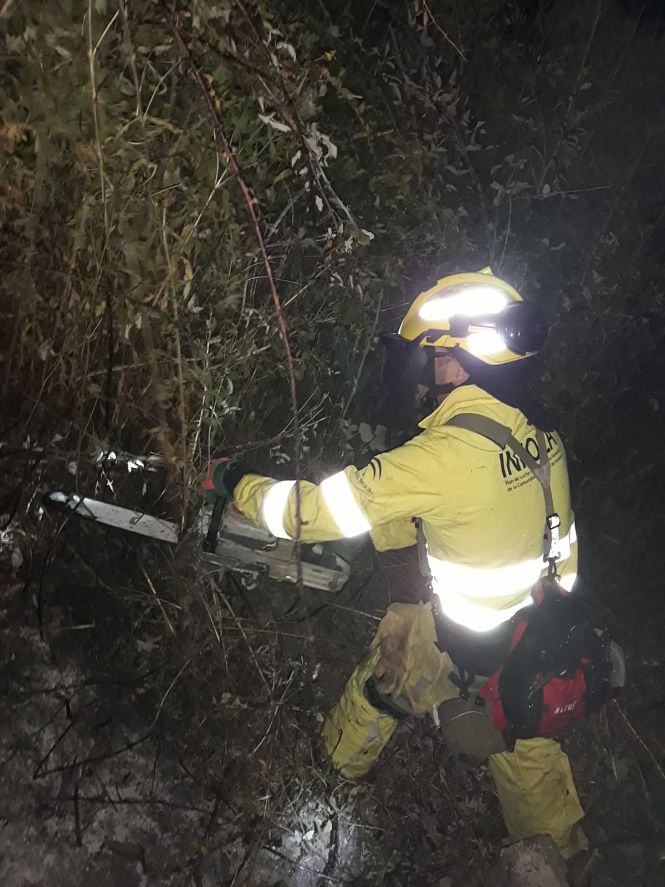 Bombero del Infoca trabajando en la zona (INFOCA) 
