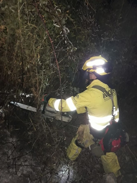 Bombero del Infoca trabajando en la zona (INFOCA) 