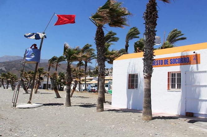 Mucho viento en las Playas de Almuñécar (AYTO. ALMUÑÉCAR)
