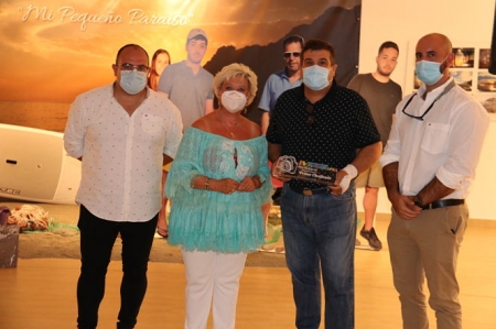 José Andrés Chamorro posa con el galardón (AYTO. ALMUÑECAR) 