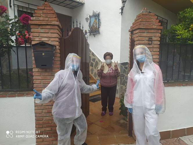 Trabajadoras de Ayuda a domicilio de La Zubia visitan a una mayor (AYTO. LA ZUBIA)