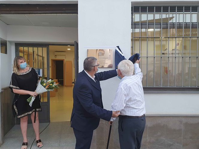 Momento en que se descubrió la placa (AYTO. GUADIX) 