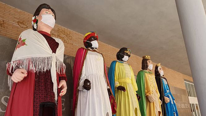 Cabezudos de Santa Fe con mascarilla (AYTO. SANTA FE) 