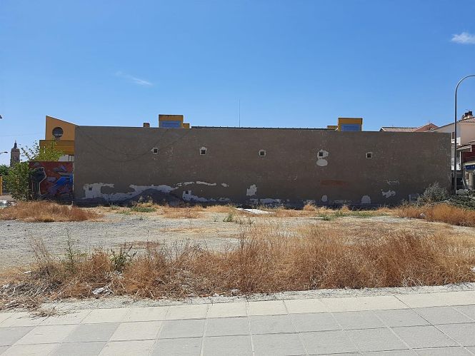 Muro en gris tras la eliminación de grafitis de artistas reconocidos (PSOE)