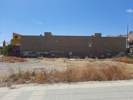 Muro en gris tras la eliminación de grafitis de artistas reconocidos (PSOE)