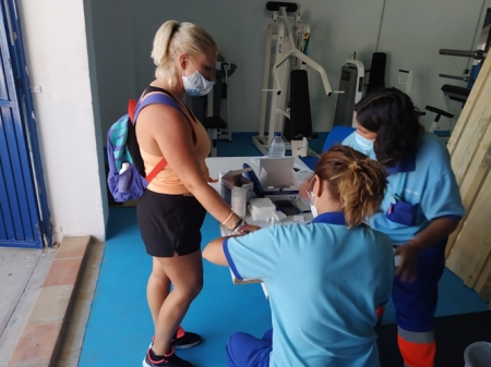 Imagen de la realización de la prueba a una profesora (AYTO. ALMUÑÉCAR)