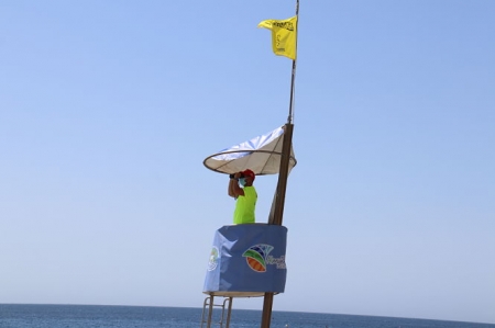 Un socorrista en el puesto de Socorro (AYTO. ALMUÑÉCAR)