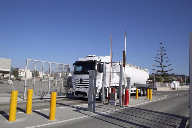 Camión acercándose a un acceso automatizado en el Puerto de Motril (Granada) (PUERTO DE MOTRIL)