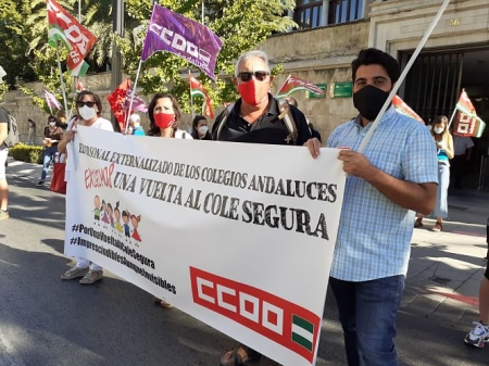 Concentración en la puerta de la Delegación de Educación (CCOO)