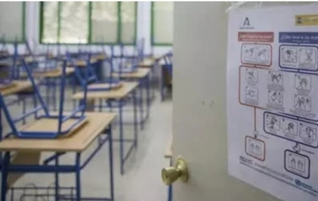 Cartel recordando las medidas de seguridad en la puerta de las aulas de un centro educativo (MARÍA JOSÉ LÓPEZ - EUROPA PRESS)