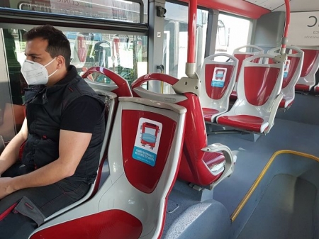 Un usuario con mascarilla en un autobús urbano de Granada (AYUNTAMIENTO DE GRANADA) Un usuario con mascarilla en un autobús urbano de Granada (AYUNTAMIENTO DE GRANADA)