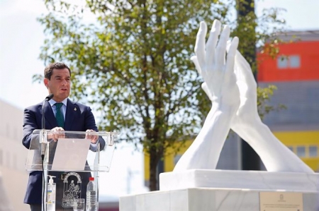 El presidente de la Junta, Juanma Moreno, dirige unas palabras al publico asistente en el acto de inauguración de la escultura-homenaje a los trabajadores de la sanidad en Andalucía (ÁLEX CÁMARA - EUROPA PRESS) El presidente de la Junta, Juanma Moreno, dirige unas palabras al publico asistente en el acto de inauguración de la escultura-homenaje a los trabajadores de la sanidad en Andalucía (ÁLEX CÁMARA - EUROPA PRESS)