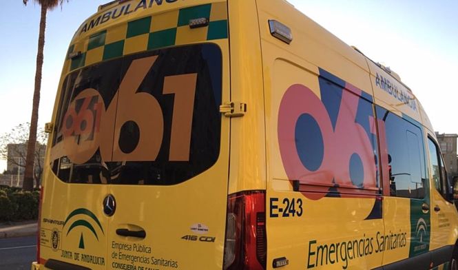 Ambulancia del servicio de emergencias sanitarias 061 - JUNTA DE ANDALUCÍA