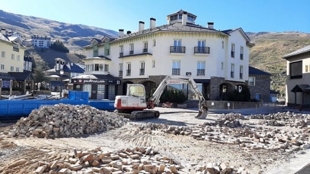 Obras de mejora en la plaza de Andalucia de Pradollano, centro neurálgico de la estación de esquí de Sierra Nevada (CETURSA SIERRA NEVADA) Obras de mejora en la plaza de Andalucia de Pradollano, centro neurálgico de la estación de esquí de Sierra Nevada (CETURSA SIERRA NEVADA)