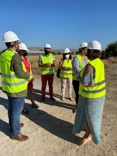 Visita del alcalde y la concejala de Educación a las obras que se están realizando en los terrenos del nuevo colegio de Ambroz (AYTO. VEGAS DEL GENIL)