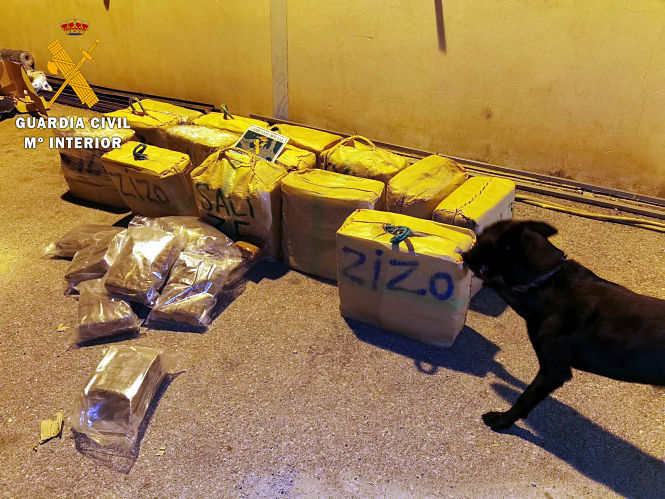 Fardos encontrados en el camión (GUARDIA CIVIL)