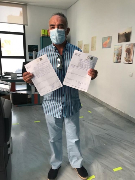 El portavoz del PP de Salobreña, Gustavo Aybar con la solicitud de pleno (PP)