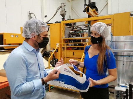 Virginia Fernández ha visitado las instalaciones de Plasticos Hita (JUNTA)