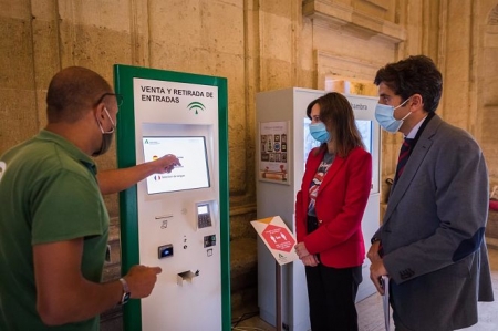 Rocío Díaz ha visitado la máquina expendedora en el Palacio de Carlos V de la Alhambra para venta y recogida de entradas (ALHAMBRA) 