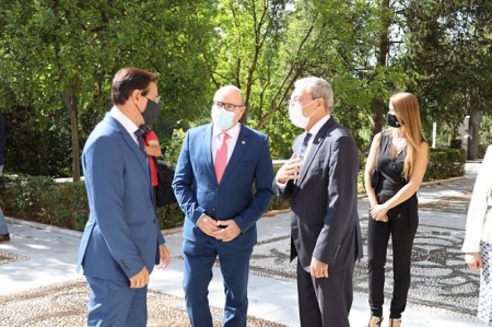 El Consejero de Universidades, Rogelio Velasco ha acudido a la apertura del curso académico en la Universidad de Granada (UGR) 