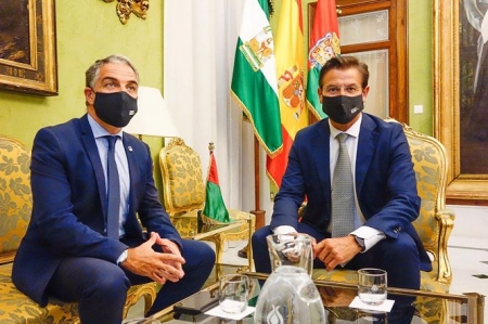 El consejero de la Presidencia, Administración Pública e Interior, Elías Bendodo, se reúne con el alcalde de Granada, Luis Salvador (AYUNTAMIENTO DE GRANADA) El consejero de la Presidencia, Administración Pública e Interior, Elías Bendodo, se reúne con el alcalde de Granada, Luis Salvador (AYUNTAMIENTO DE GRANADA)