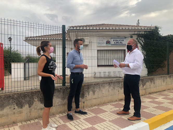 Grupo Municipal del PP de Huétor Tájar frente al edificio local (PP) 