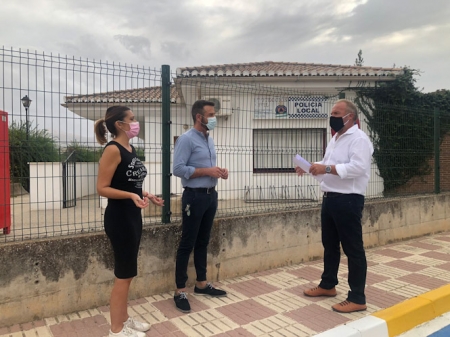 Grupo Municipal del PP de Huétor Tájar frente al edificio local (PP) 