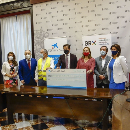 Entrega del cheque simbólico a la Obra Social La Caixa (JAVIER ALGARRA) AYUNTAMIENTO) Entrega del cheque simbólico a la Obra Social La Caixa (JAVIER ALGARRA) AYUNTAMIENTO)