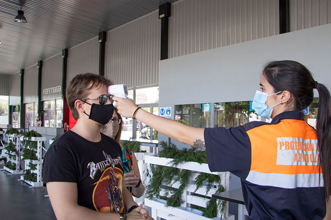 Toma de temperatura antes de entrar a la Feria de Muestras (FERMASA) 