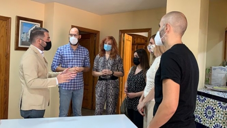 Noel López, alcalde de Maracena, junto a concejala de comercio, concejal de cultura y un técnico de educación, recibiendo los libros en la Casa de la Cultura (AYTO. MARACENA) 