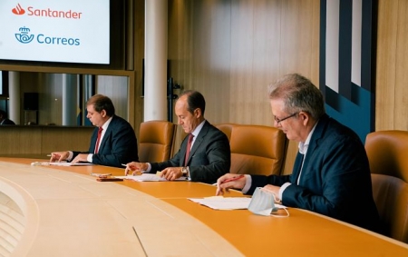 Imagen de la firma del acuerdo (CORREOS)